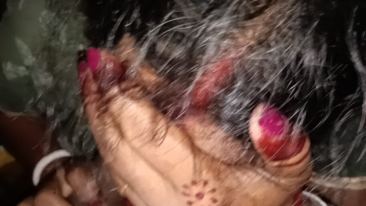 हॉट मोना भाभी देसी मोटा चूस रही है और आरामदायक है। लड़का हिलाते हुए महसूस करता है।