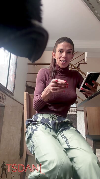 Daniela santos si wanita trans dengan kontol besar lagi asik pamer tubuh bahenolnya di rumah