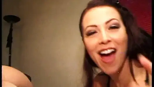 Ateşli Esmer Götü Milan'da Iki Adam Tarafından Sikiliyor