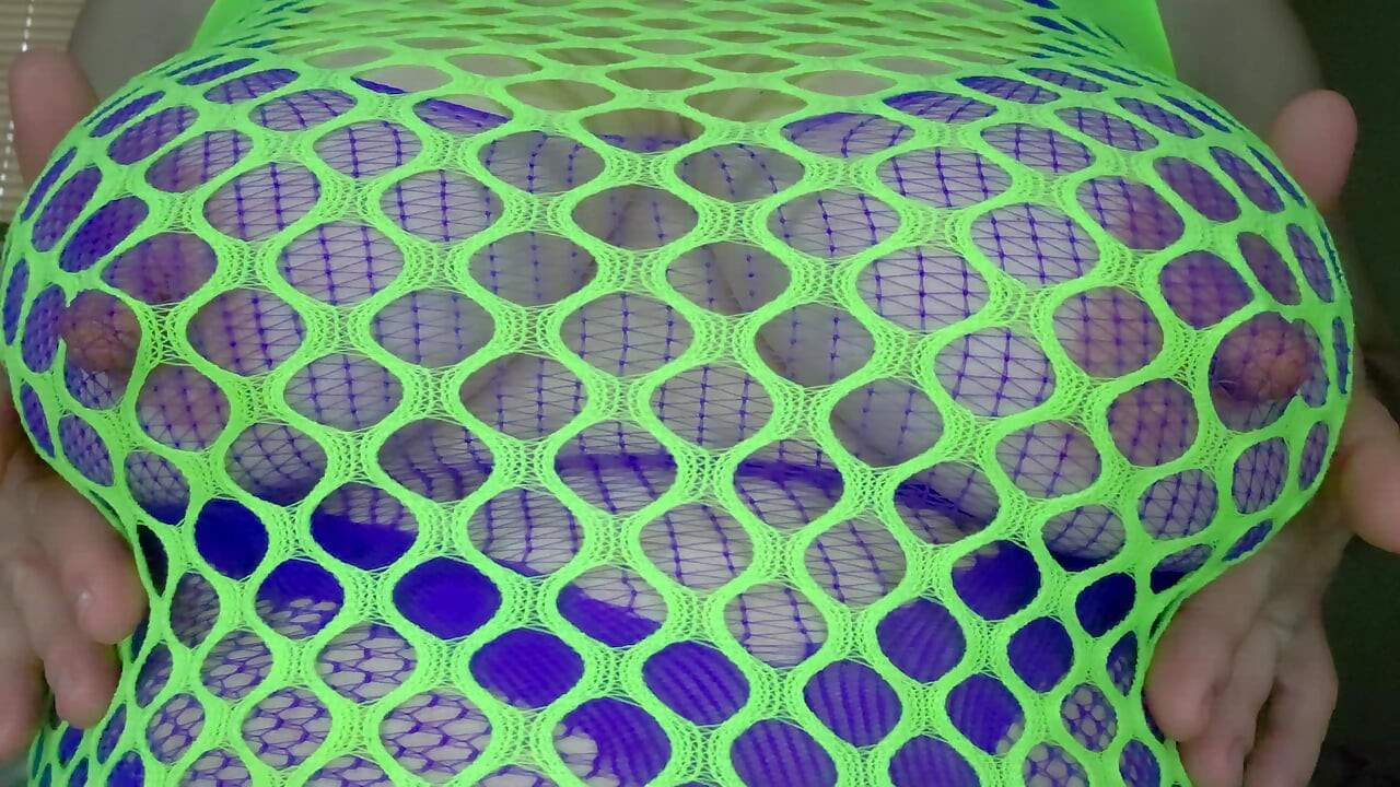 ネオングリーンのフィッシュネットミルフスラットが巨大な青いディルドを深く受け入れる - 濡れた膣の伸びとクリーミーなオーガズム