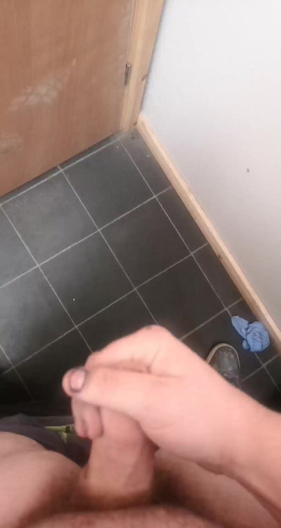 Küçük yarak kirli bir iş tuvaletinde boşalıyor