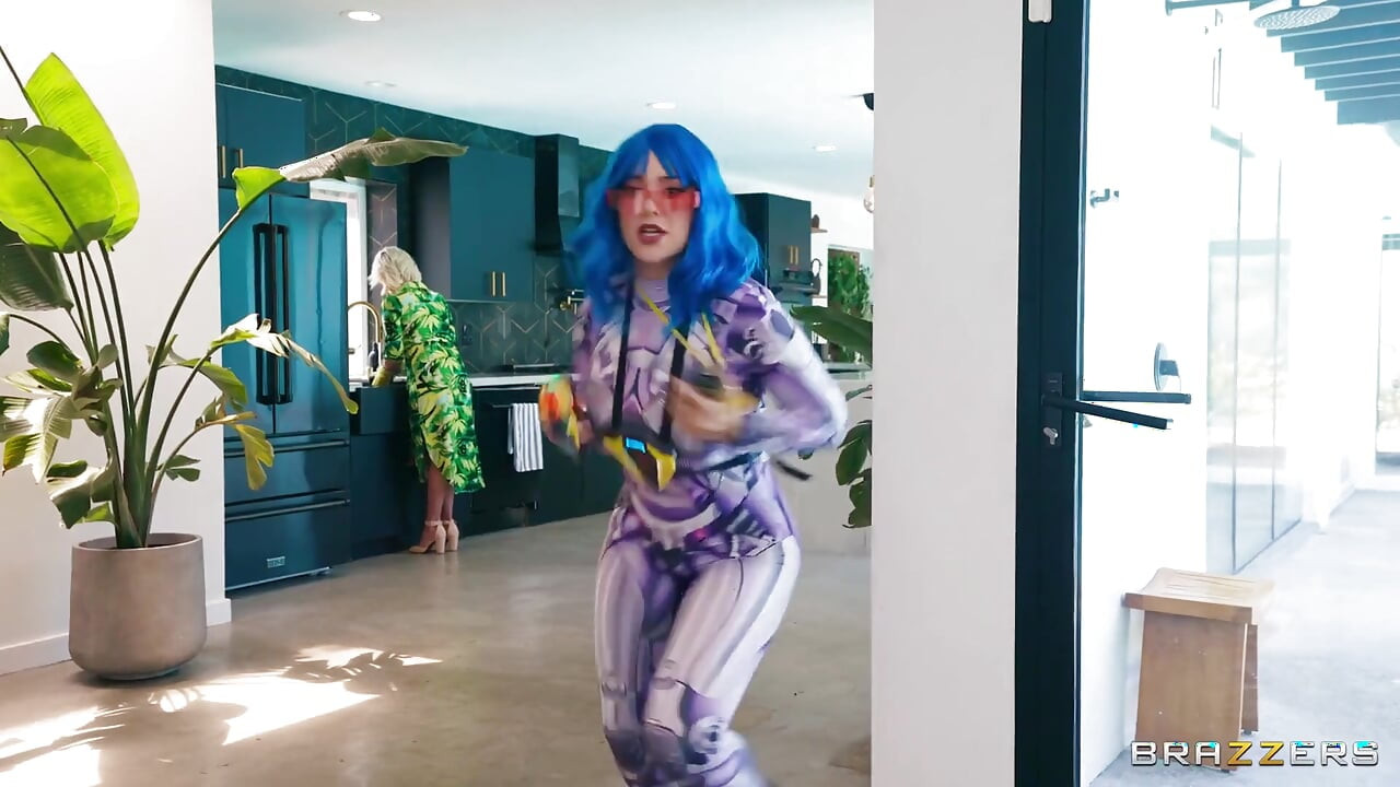 Brazzers - Kali Roses y Charli Phoenix se masturban y les encanta en un trío