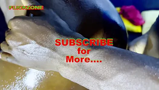 Киска трется о ее задницу и ее киску