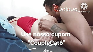 Otvara guzicu da ga stavi dublje