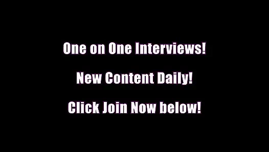 Skylar Madison раздевается и яростно трет ее обрезанную мокрую киску