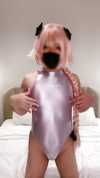 Astolfo Femboy în costum de baie strâmt ejaculează și ejaculează
