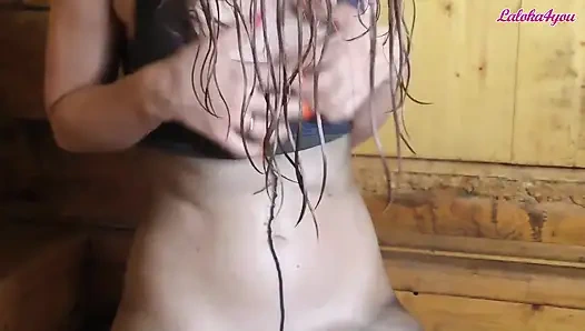 Süßes süßes luder lutscht riesigen schwanz und handjob, um im badehaus in den mund zu kommen