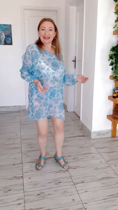 bare stanon vaali hot chodne laayak mammi nile adhovastr men chidhaati hai