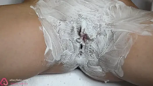 Смотри, как я брею свою волосатую киску крупным планом!