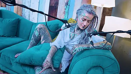 Ich spreche über H - Glück - ASMR podcast SFW spricht goth dünnes mädchen dreadlocks tattoo-modell inked mädchen