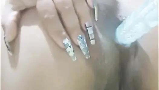 Eine Hure mit Verlangen bekommt alles, was sie findet