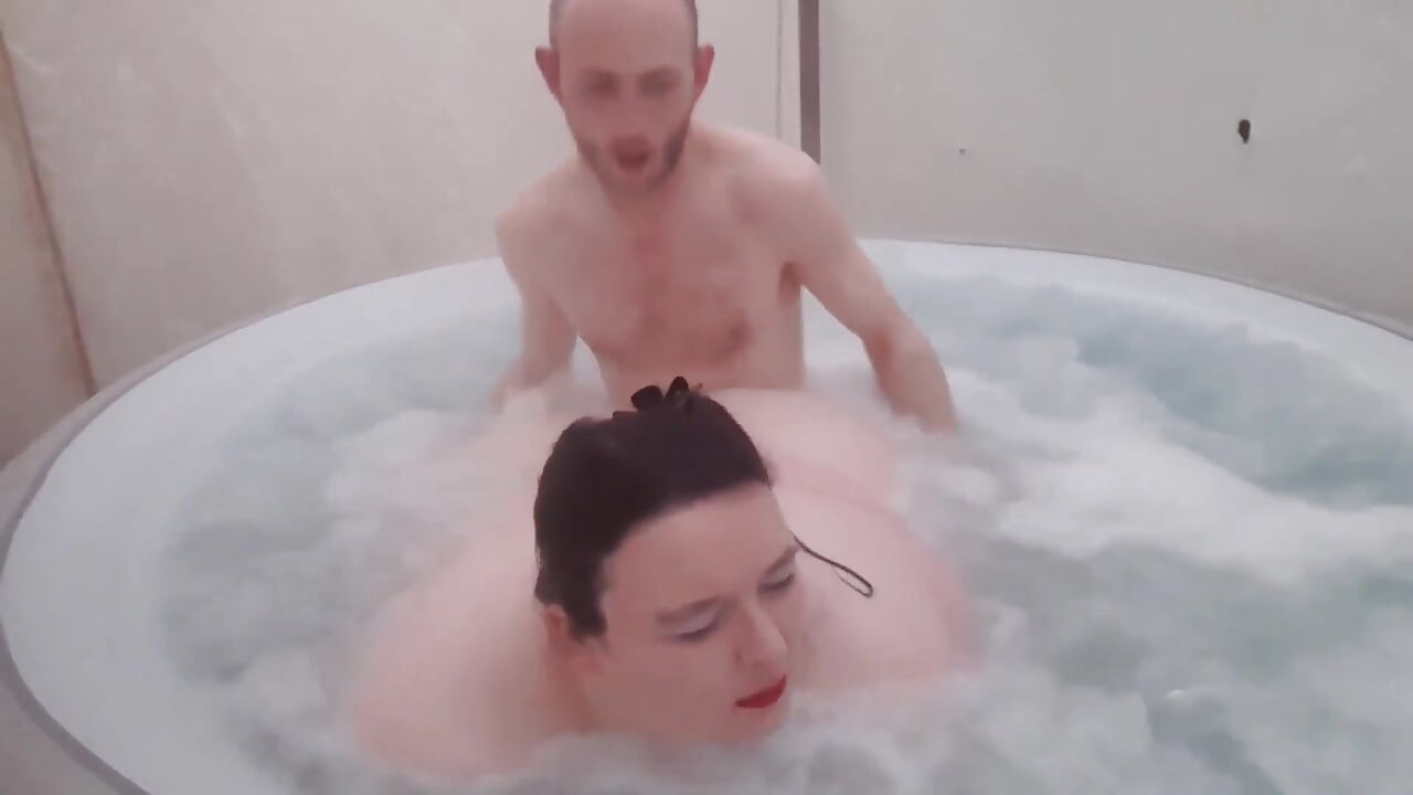 Jebanje debele kurve u hidromasažnoj kadi na pseći način