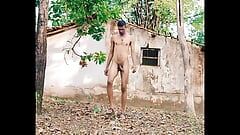 Nagi spacer w wiejskim domu seksowny indyjski top gejowski