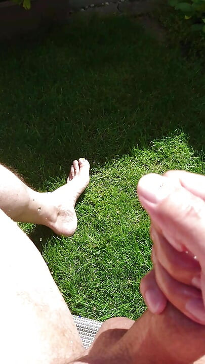 Pisilés és rángatózás a napon