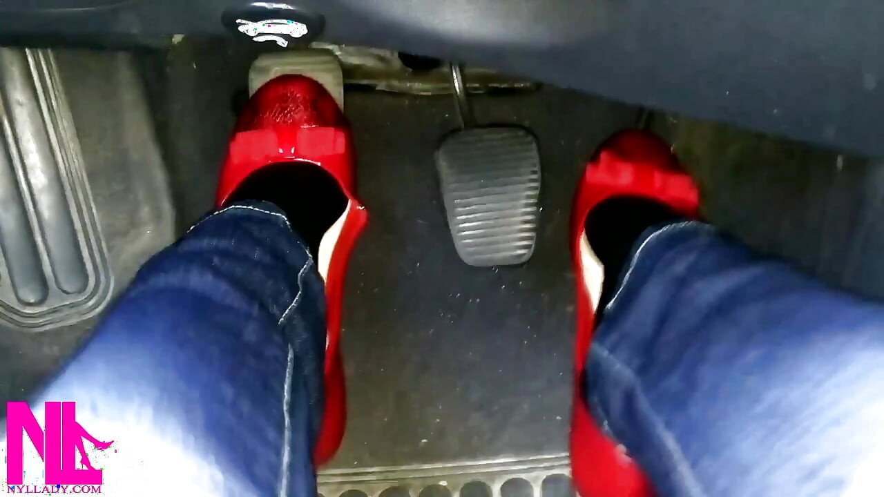 Pedalando e relaxando meus pés hosed em apartamentos pattent vermelhos