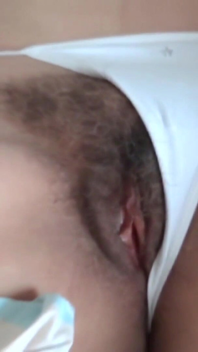 해변에서 나는 그녀가 휴식을 취하는 동안 계모를 보는 것을 즐긴다. 나는 그녀를 애원하면서 자위해. | 클립 1