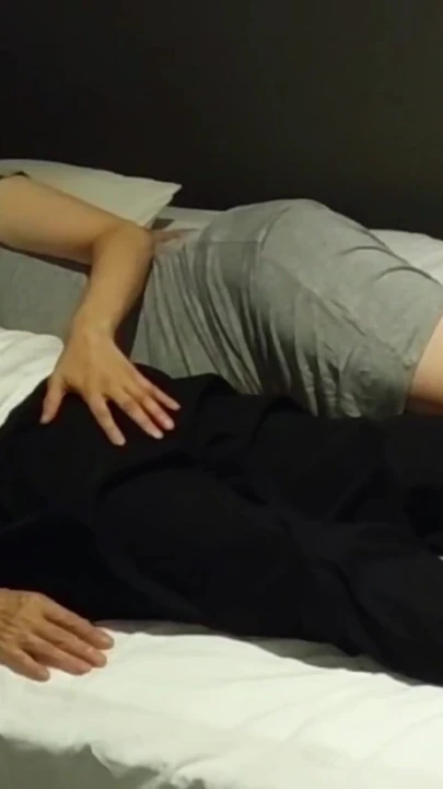 Tanpa ditapis: seks dengan tubuh seksi seorang wanita berusia 40 tahun di perdananya, handjob malam ini untuk menjaganya dari pancut!!