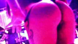 Jynx doolhof danst in stripclub