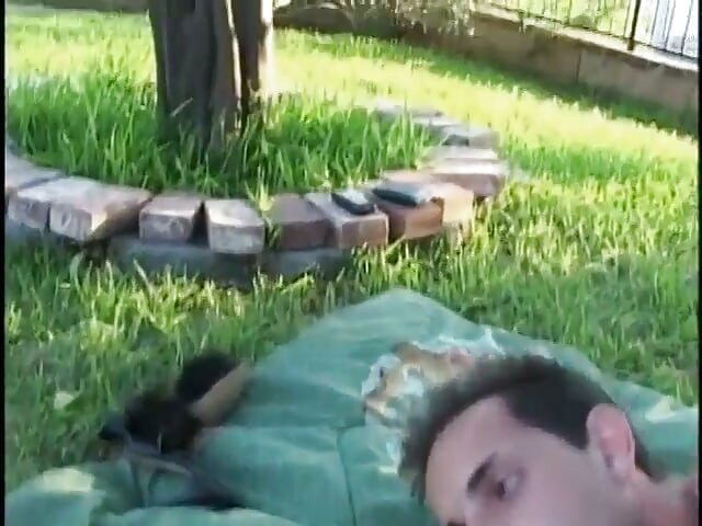 Kızıl saçlı olgun açık havada bir adam tarafından sikiliyor ve sonra yüzüne boşalıyor