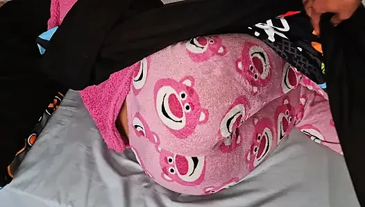 Mitbewohnerin ich vergiss, die tür zu ihrem zimmer zu schließen, sie irrt mich mit ihrem freund und ich ficke am ende ihre enge muschi, und denke über ihr novi