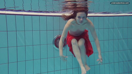 Libuse va sous l&#39;eau dans la piscine