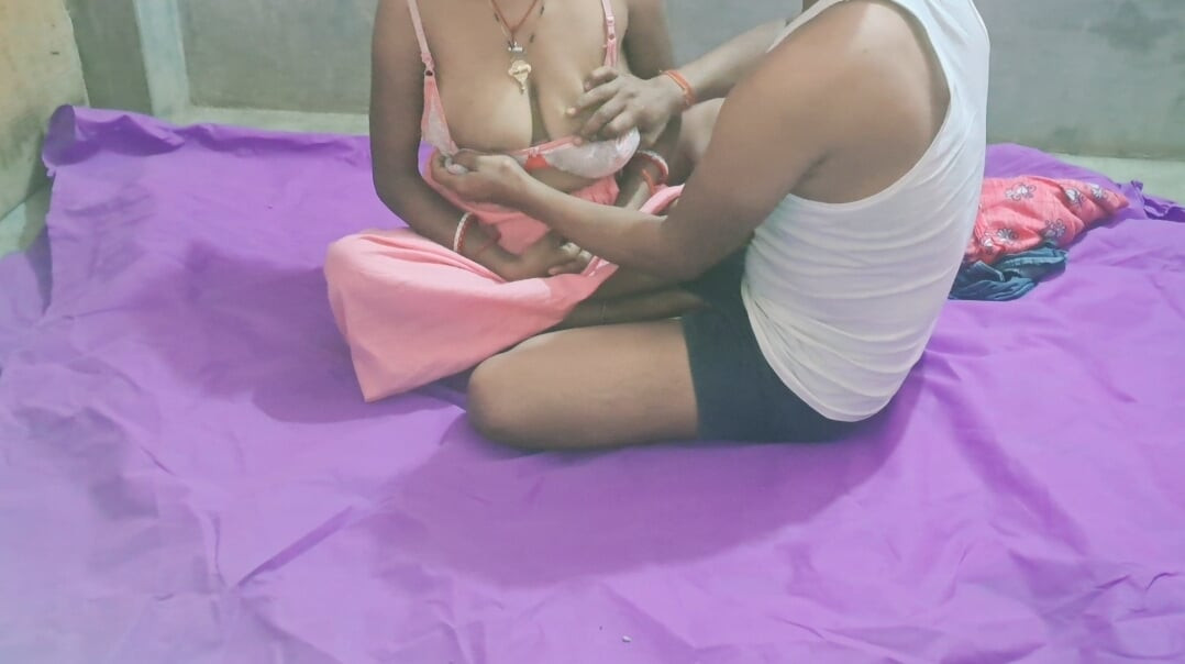 Деревенская горячая ММС Mami ar bhanja, нажатие на сиськи Sahoo и трах