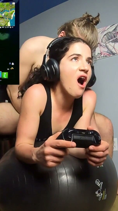Pokojówka rżnie graczową szmatę Vanessę Cliff podczas grania w Fortnite - Cliff Media | Klip 1