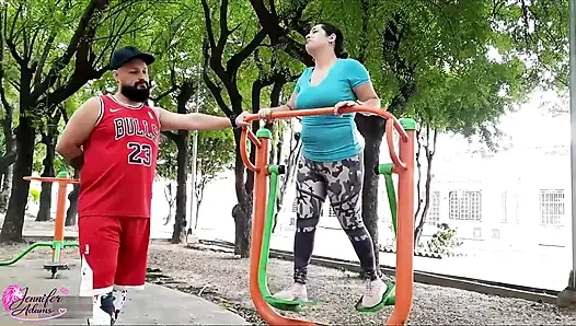 Meine sexy und heiße nachbarin ist im park und wenn ich sie dort sehe, schlägt sie vor, dass ich sie ficke und akzeptiere - Porno en Español