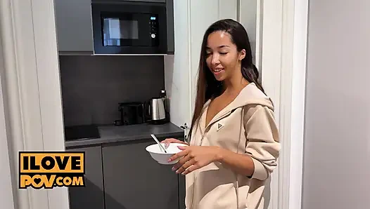 Muhteşem ve utangaç kız Lia Lin yarak emiyor ve döl yutuyor