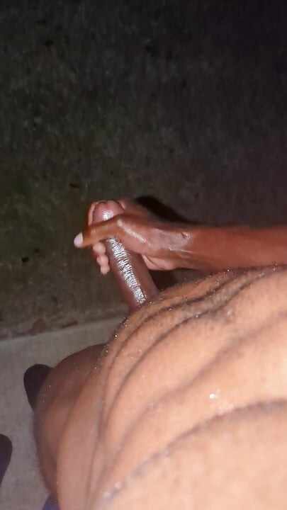 Muncrat di luar di jalan setapak