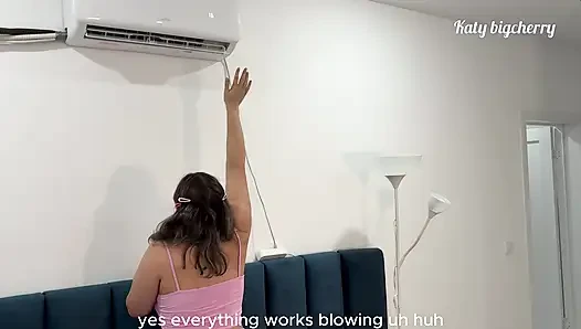 Mädchen zahlt für AC-Installation mit ihrer muschi - Dreier mit zwei arbeitern
