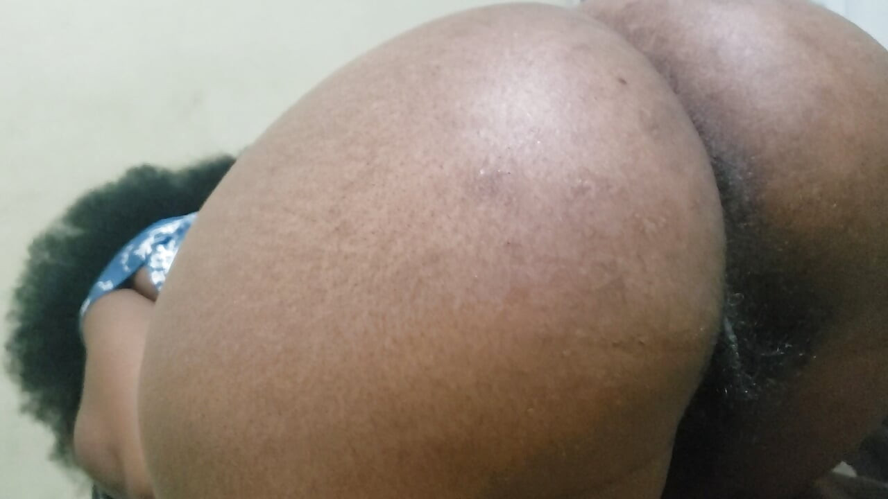 샤워하는 큰 엉덩이 아마추어 POV는 대담한 곡선으로 가득 찬 매혹적인 성인 판타지를 만듭니다.