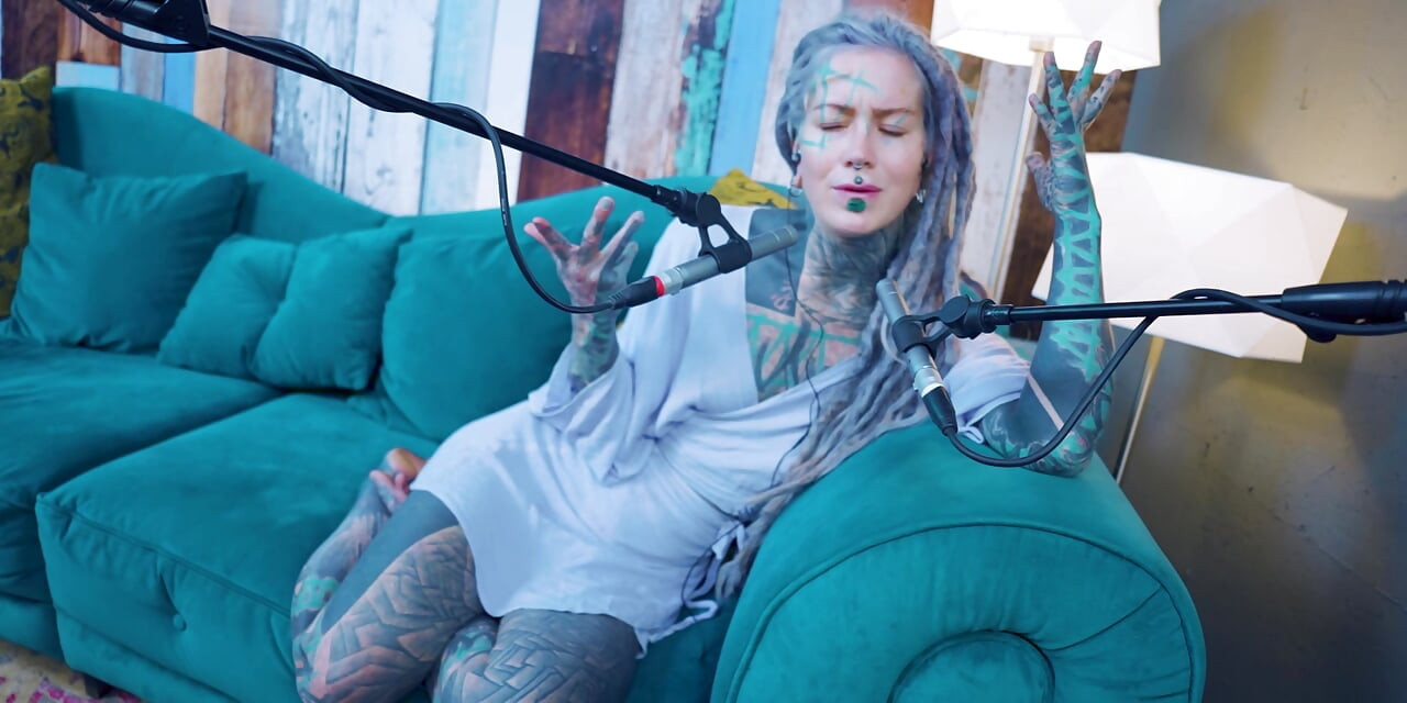 ฉันพูดถึง L - LOVE - ASMR Podcast SFW คุยสาวผอม Goth Dreadlocks นางแบบรอยสักสาวหมึก