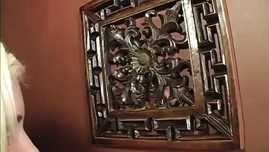 Büyük memeli sarışın orta yaşlı seksi kadın sikiş deliğinde sakso çekiyor