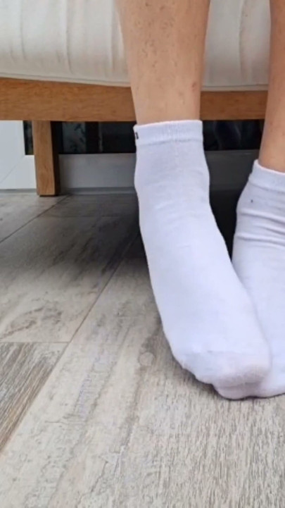 Witte enkelkous peal & reveal: slanke boog en delicate tenen