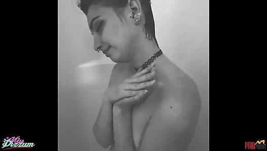 Fotoshooting in Wald, vollgespritzt und angepisst