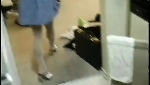 Блондинка мастурбирует игрушкой, затем трахают в задницу на кровати