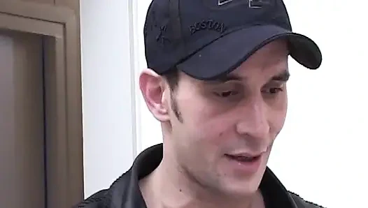 Güzel Fransız genç kız göt deliğinden büyük yarağın tadını çıkarıyor