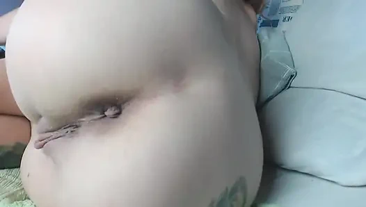 Pantat besarku menggoda dan mengobel