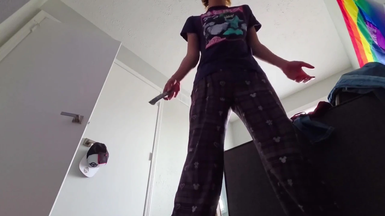 Twink seni küçültüyor ve iç çamaşırını indiriyor (pov)