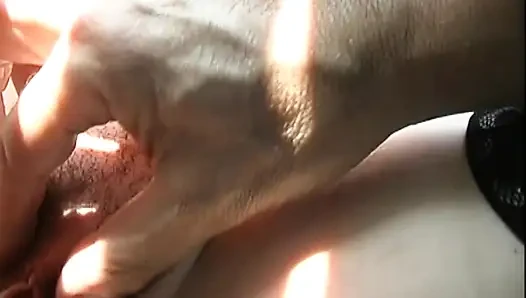 Tante semok amatir lagi asik masturbasi memeknya yang berbulu di luar ruangan