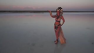 Прогулка полунагом Elton-Saltlake в египетском платье стиле