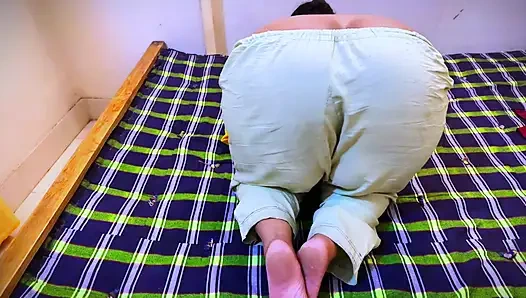 Kolaj kızı azgınken pansiyonda canlı gösteriye başlıyor