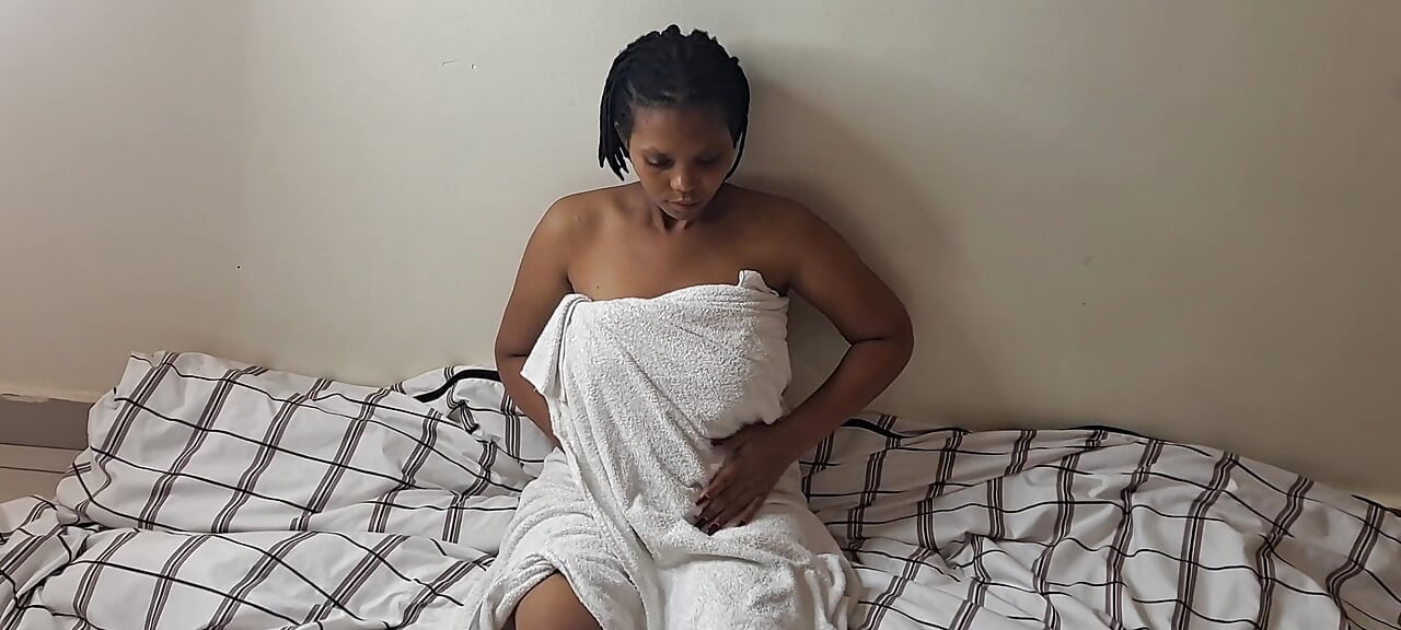 Une maman canon et sexy se doigte la chatte toute seule