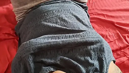 Desi indische MILF genießt ihre selbst