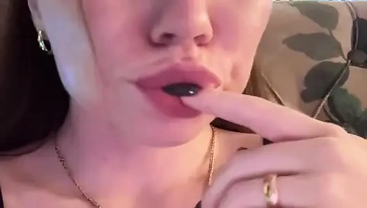 Kamu suka bibirku nggak?