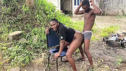 Arkadaşımın kız arkadaşı banyo kapısını açtı ve beni sert sikimle yüz yüze buldu