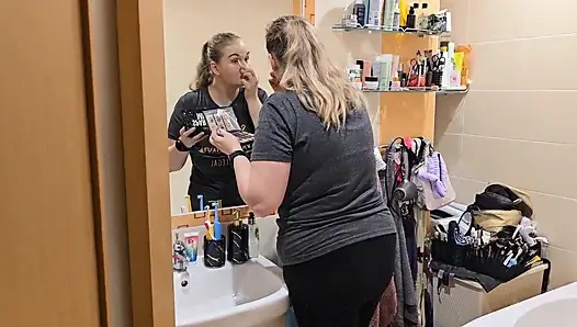 Наблюдаю, Как Моя Жена Готовится... Она Выглядит Так Хорошо - Рутина Макияжа С Зеркалом