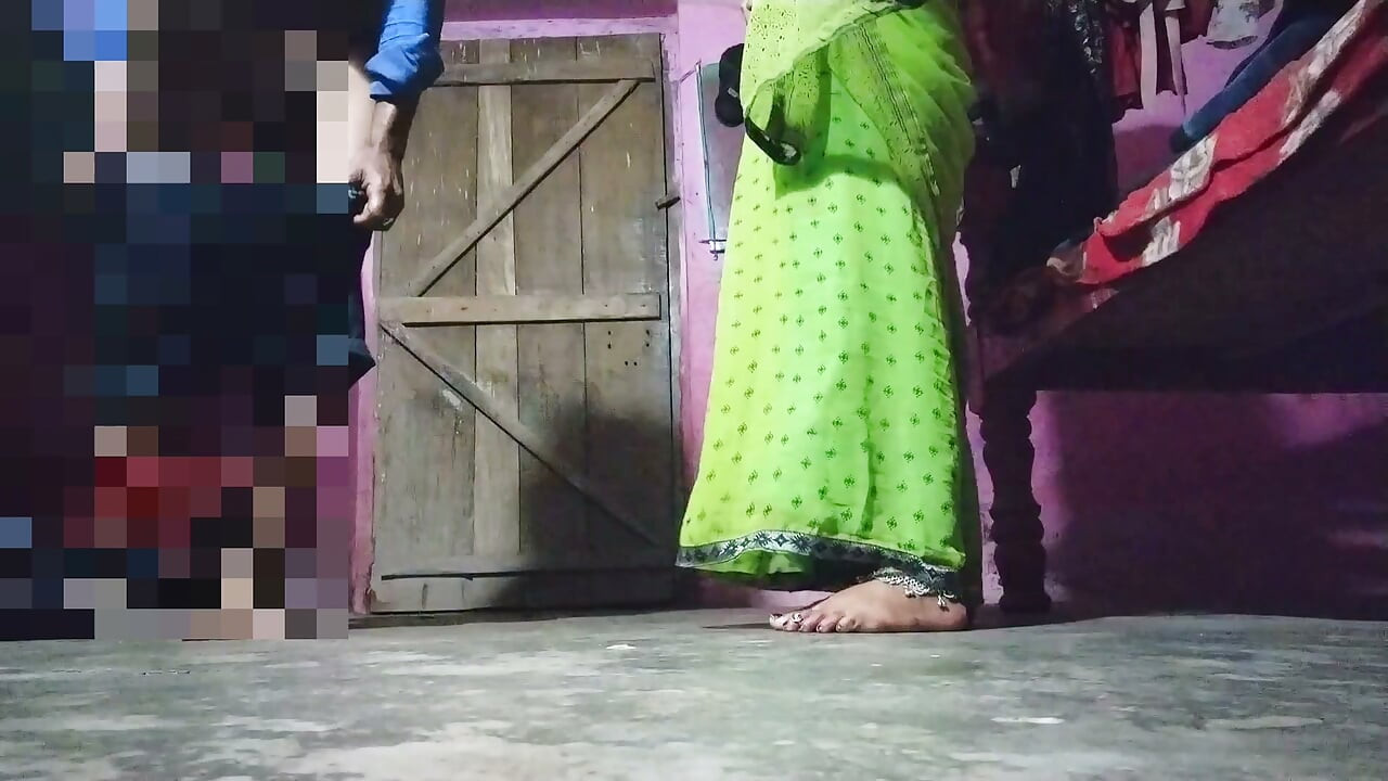 Desi Hindi sexy hot fucking by lifting the saree and standing in canoe style and making a mare