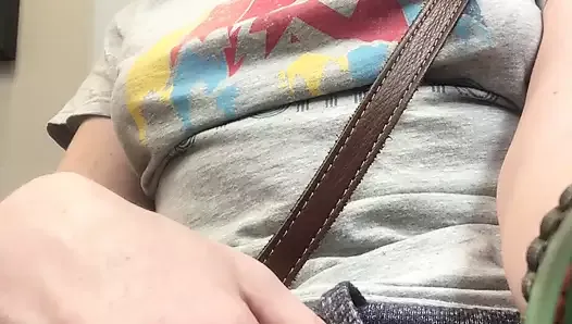 Puta madura cachonda tuvo que tocarse mientras estaba sentada en la consulta del médico